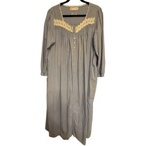 Eileen West long nightgown. Long sleeve. Sz M. *TEAR ON POCKET